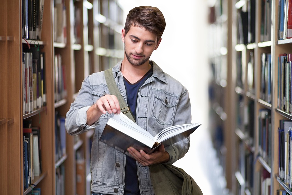 大学生, 図書館, 本, 一冊の本, 学ぶために, トレーニング, 知っています, 情報, 研究, 勉強する